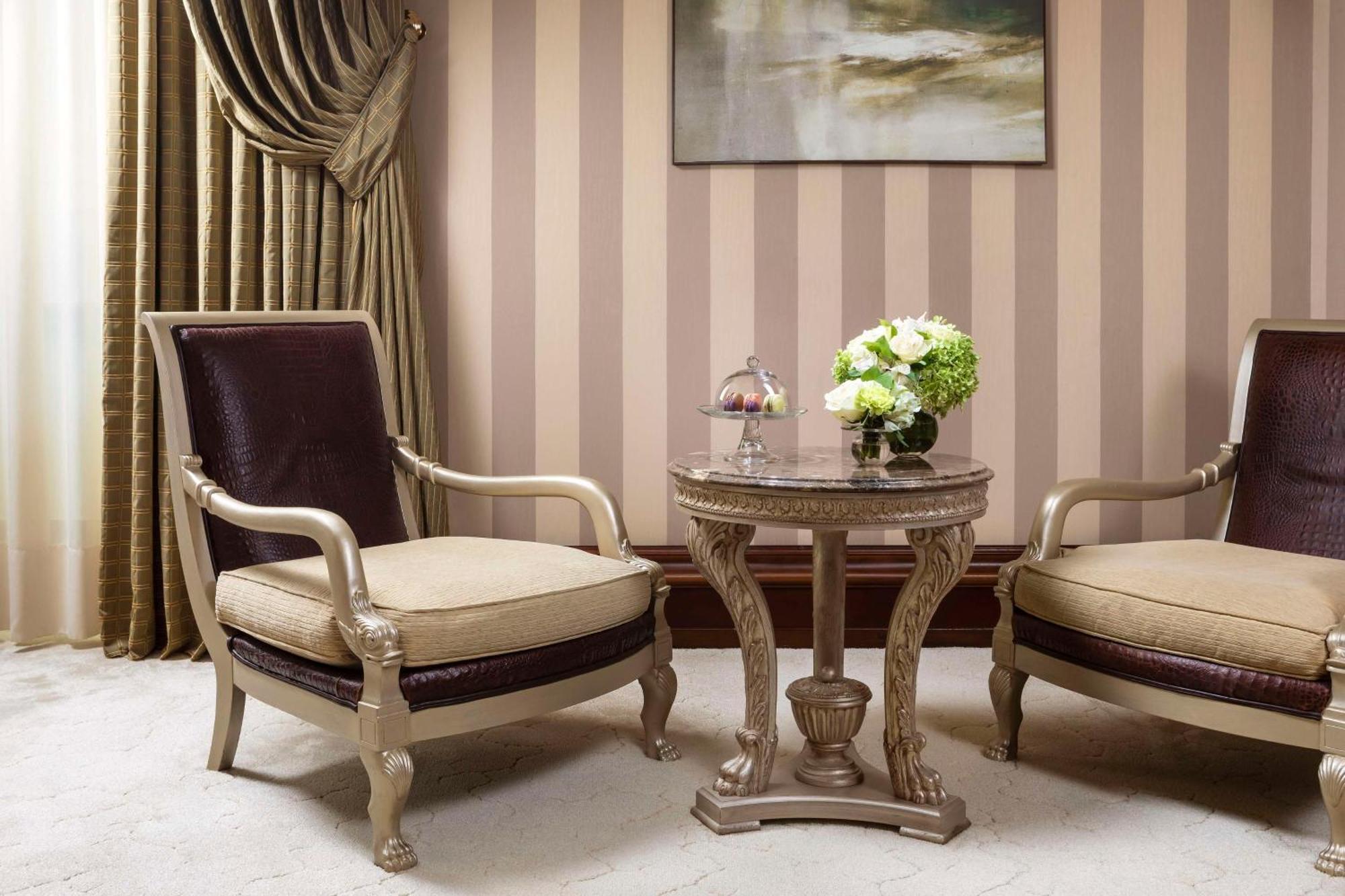 Hotel Anantara Palazzo Naiadi Roma Esterno foto A room with striped wallpaper