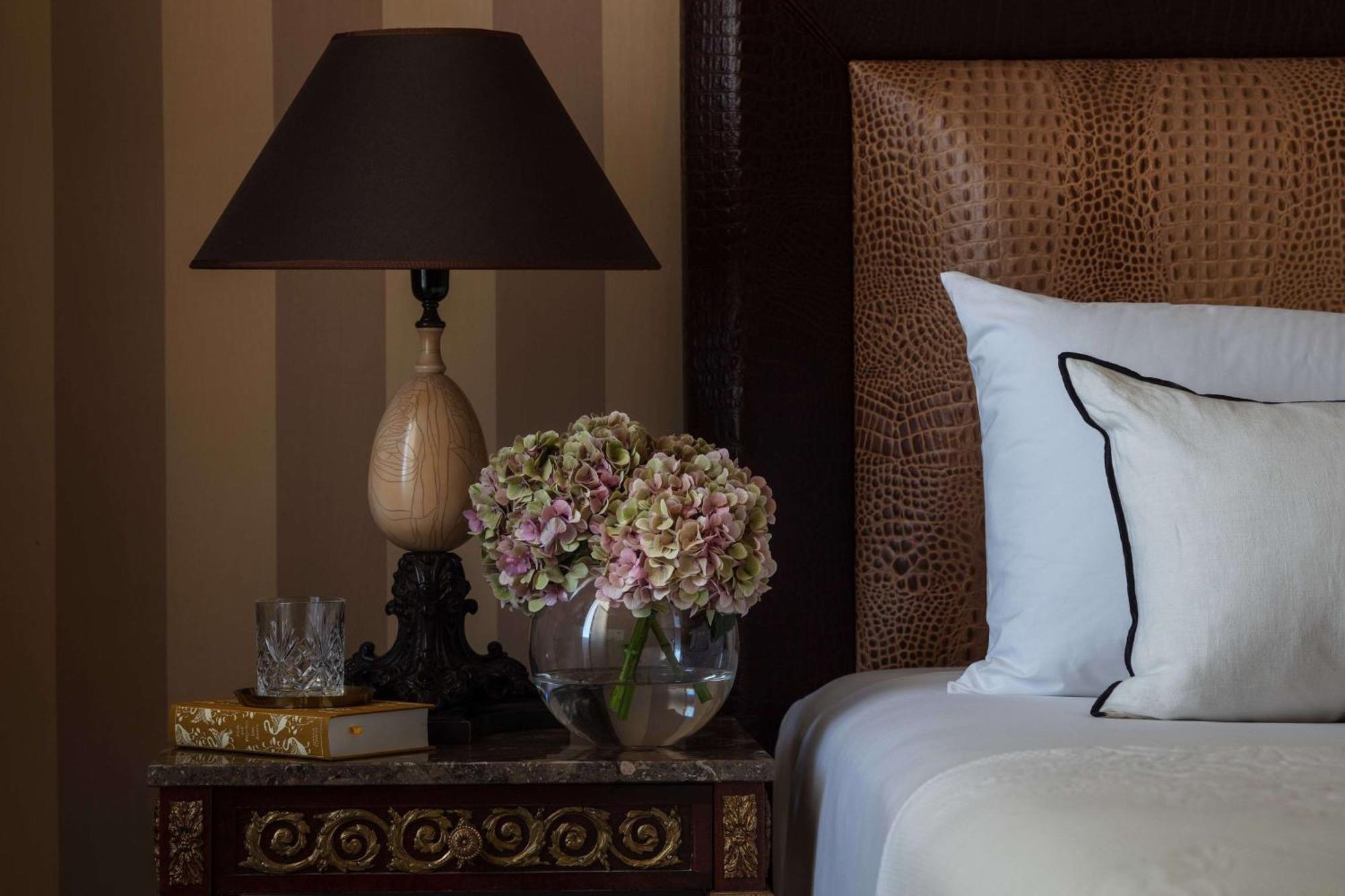 Hotel Anantara Palazzo Naiadi Roma Esterno foto A bed at the Four Seasons Hotel