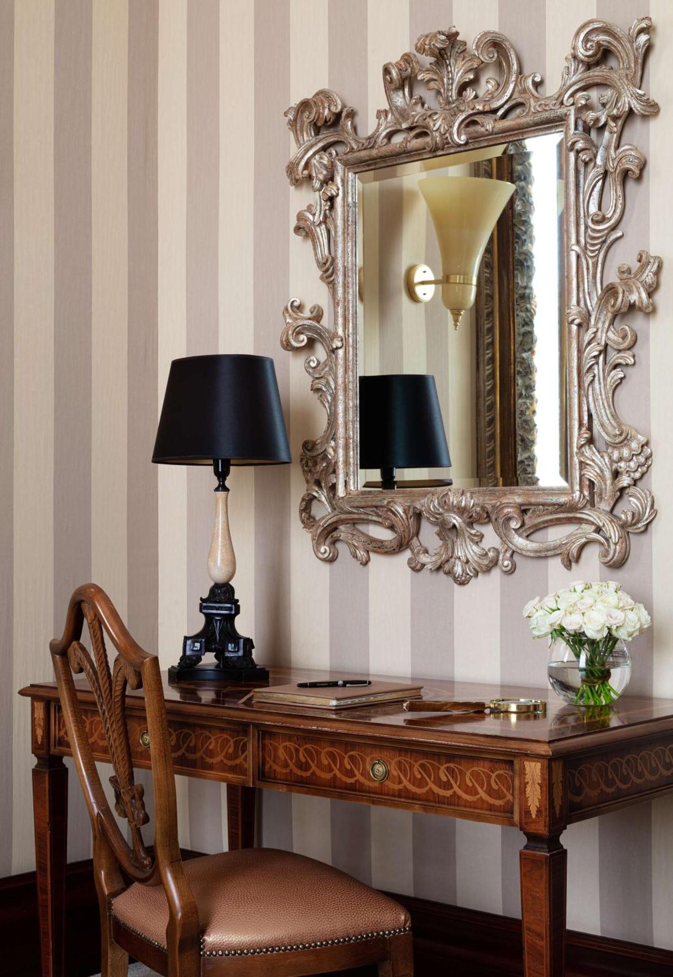 Hotel Anantara Palazzo Naiadi Roma Esterno foto A dressing table