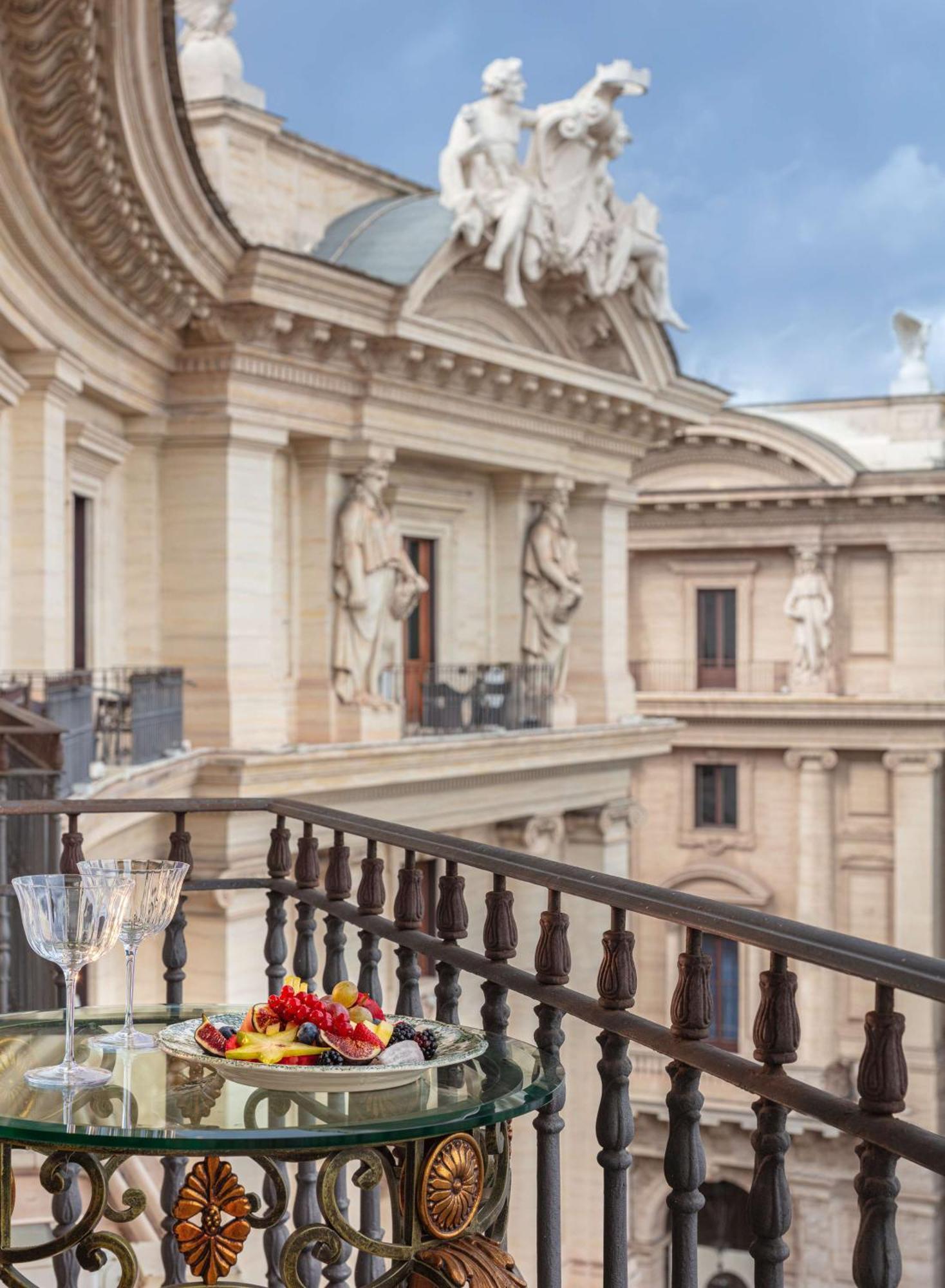 Hotel Anantara Palazzo Naiadi Roma Esterno foto The balcony of the hotel