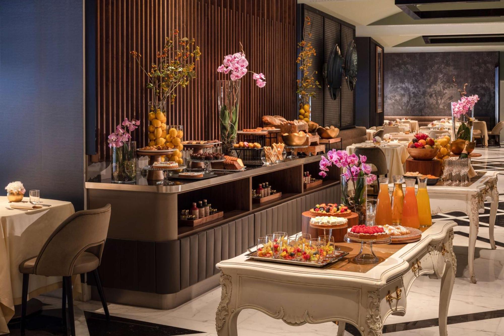 Hotel Anantara Palazzo Naiadi Roma Esterno foto The buffet at the hotel